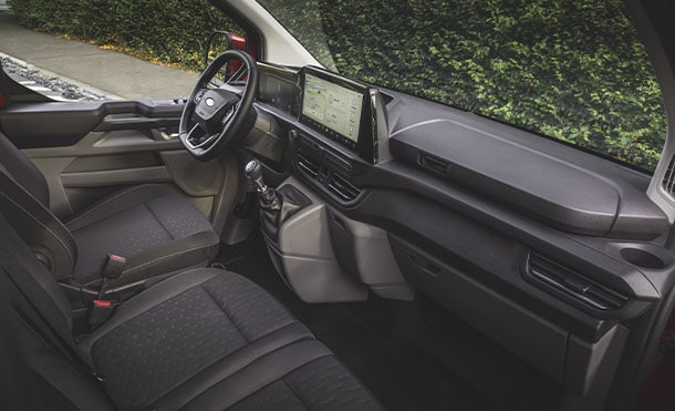 Espacioso y cómodo interior para cada ocupante de Ford Transit Custom 2025