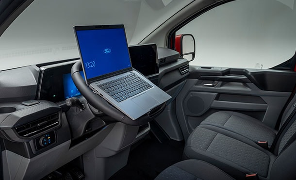 Pantalla SYNC4 compatible con Apple y Android inalámbricos en Ford Transit Custom 2026