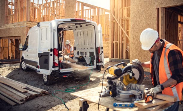 Ford E-Transit 2022, equipada con Toma de Corriente con hasta 4.2 kW para conectar electrónicos