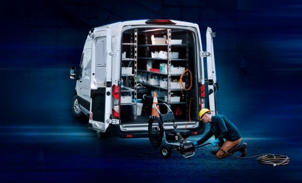 Ford E-Transit Van 2023, conecta herramienta y dispositivos electrónicos gracias al generador