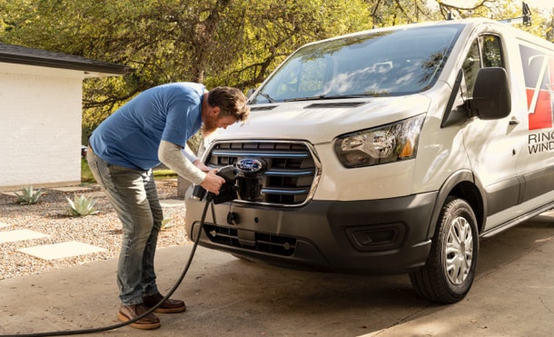 Ford E-Transit 2023, Van Eléctrica que puede cargar batería con adaptador de 120V y 240V