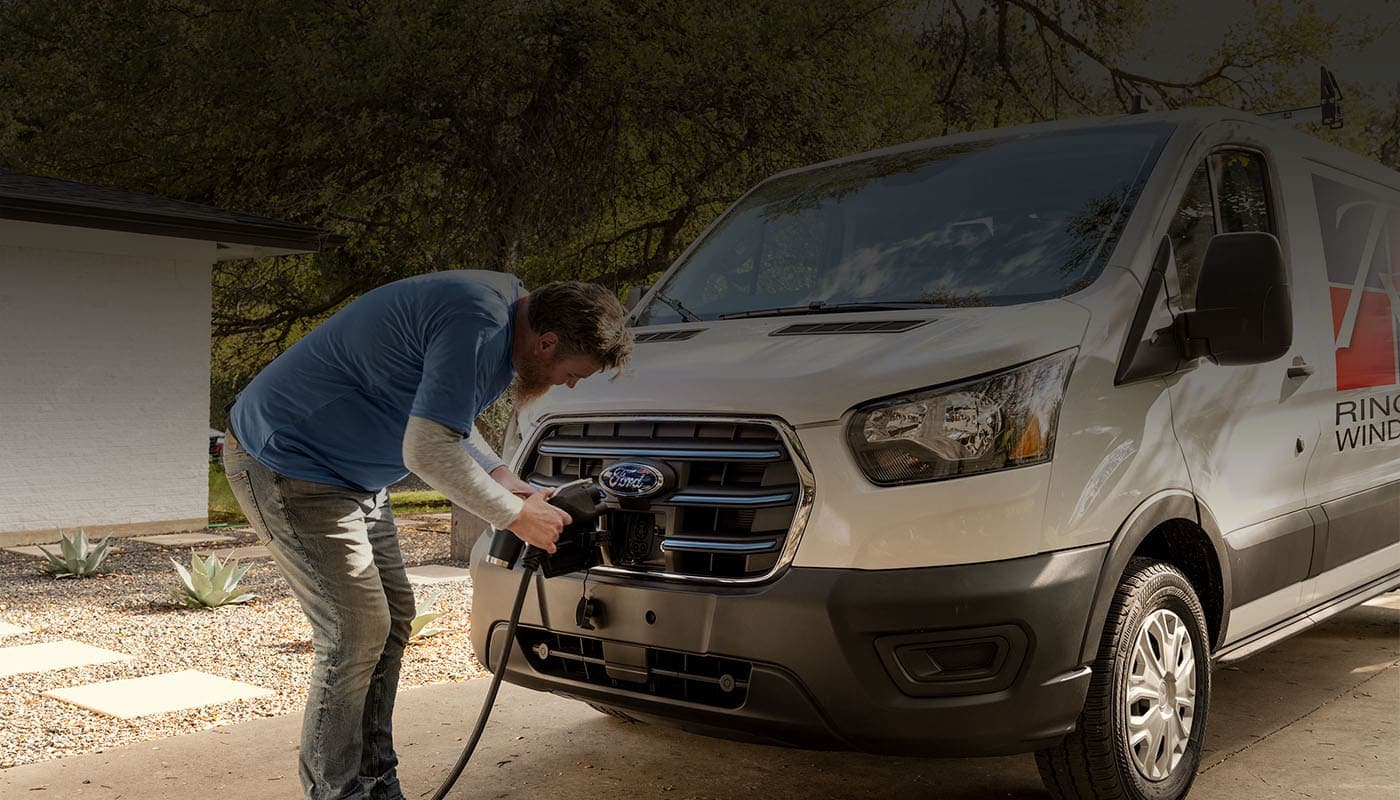 Carga de Camioneta Van Eléctrica Ford E-Transit 2024, Vehículo eficiente de trabajo