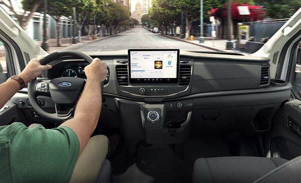 Cómodo Interior equipado con Pantalla de 12 pulgadas y SYNC4 de Ford E-Transit 2024