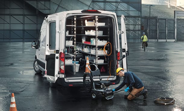 Ford E-Transit 2025, Camioneta Van Eléctrica de Trabajo Equipada con Toma de Corriente de 2.4kW