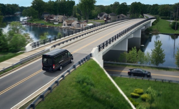 Con la Van de Transporte Ford Transit Pasajeros 2023 circula de manera Segura aun en pendientes