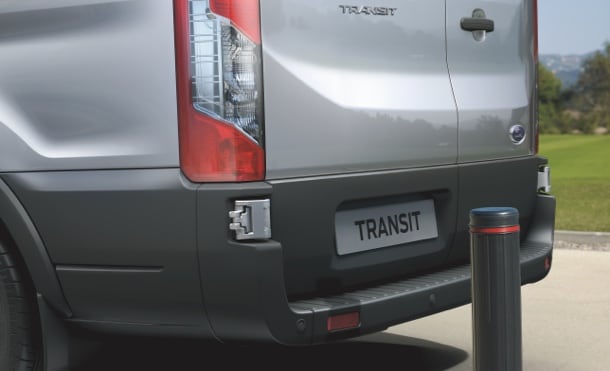 Vigila lo que hay detrás con la cámara de reversa equipada en Ford Transit Pasajeros 2023
