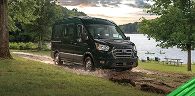 Ford Transit Pasajeros, con capacidad hasta 18 pasajeros y gran espacio para equipaje
