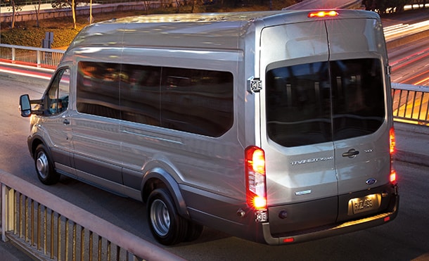 Ford Transit Pasajeros 2023 brinda seguridad gracias a la Tecnología Control Adaptativo de Carga