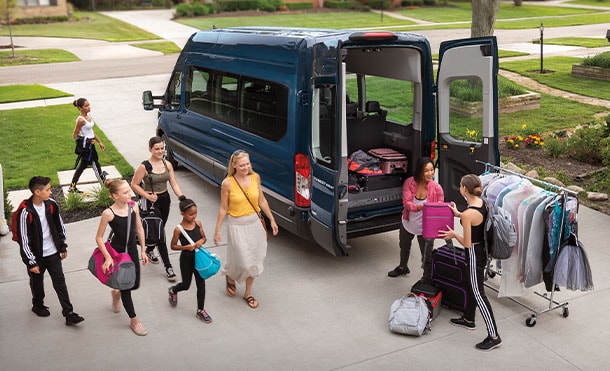 Práctico, cómodo y versátil interior de Ford Transit Pasajeros 2024, Van de Transporte