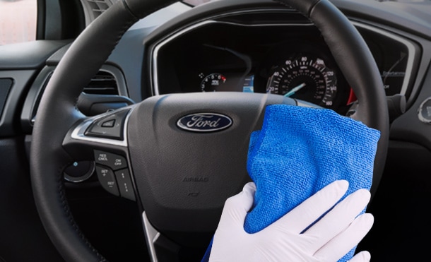 Así es como podrías limpiar superficies de tu auto para eliminar virus y gérmenes