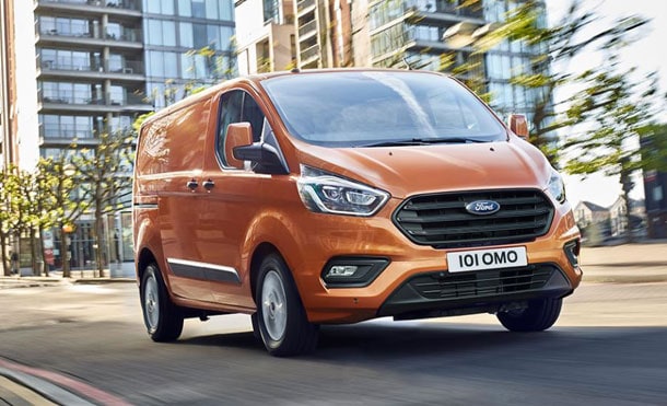 Transporta todo con tu flotilla de Ford Transit Custom, la camioneta van adaptable para tu empresa