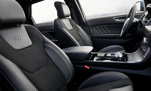 Vestiduras con bordado Exclusivo en Camioneta SUV Deportiva Ford Edge ST 2023