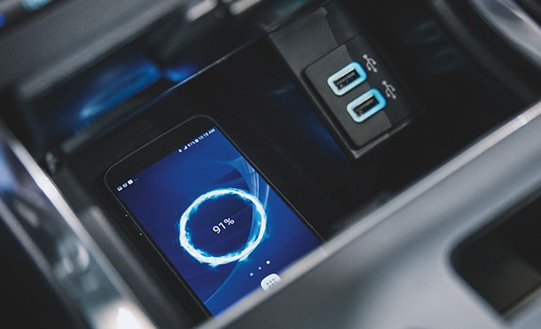 Carga tus Dispositivos con USB inteligente en Camioneta SUV Deportiva Ford Edge ST 2024