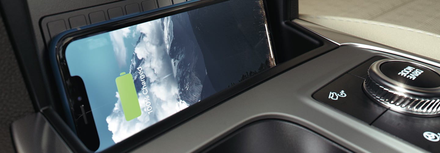 La SUV deportiva Ford Explorer ST 2020 cuenta con cargador inalámbrico para dispositivos móviles