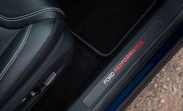 Ford Explorer ST 2024, SUV familiar Deportiva con Gráficos y Detalles Sport en Estribos