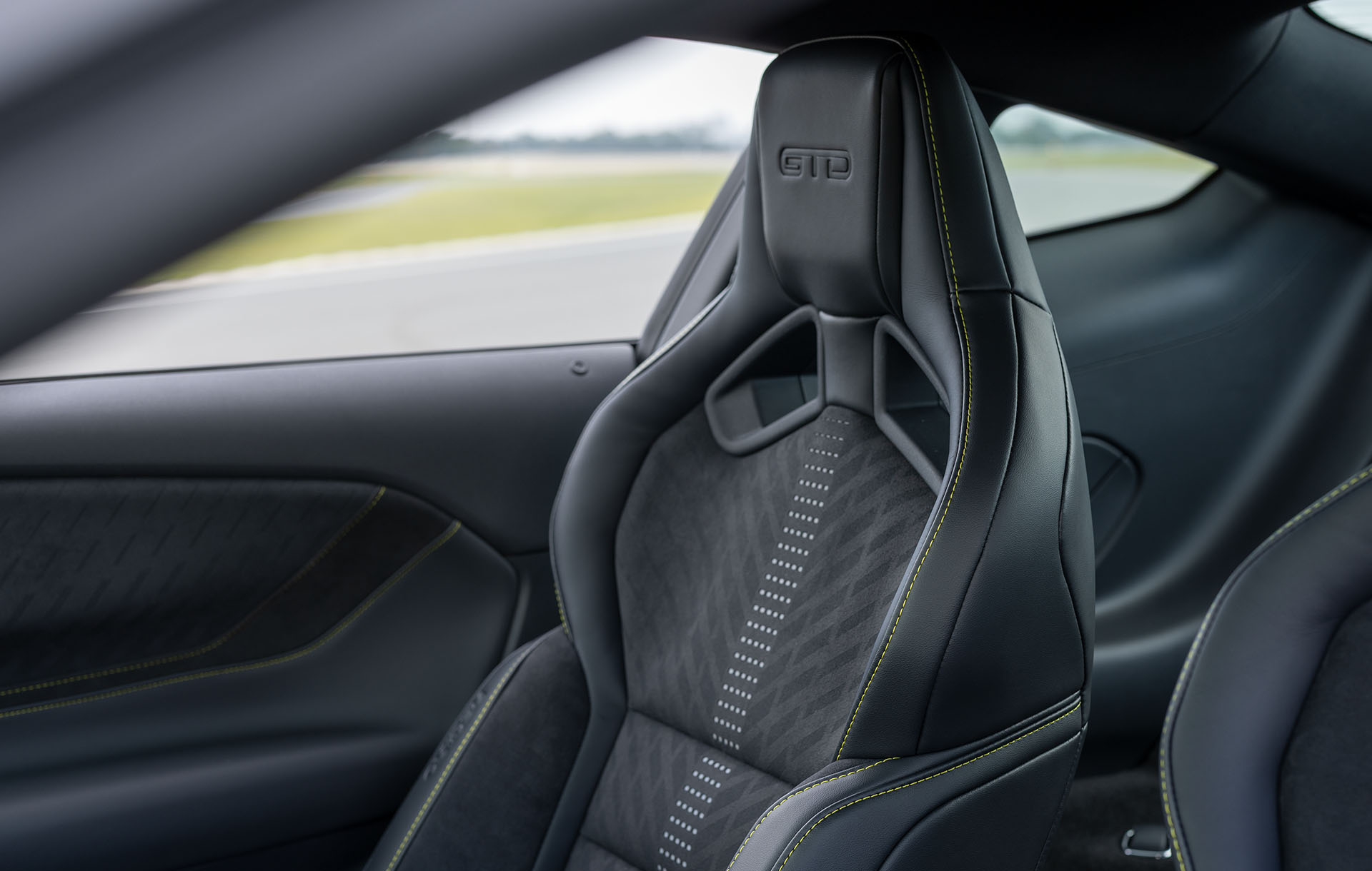 Ford Mustang GTD 2026 combina diseño interior de lujo con tecnología avanzada