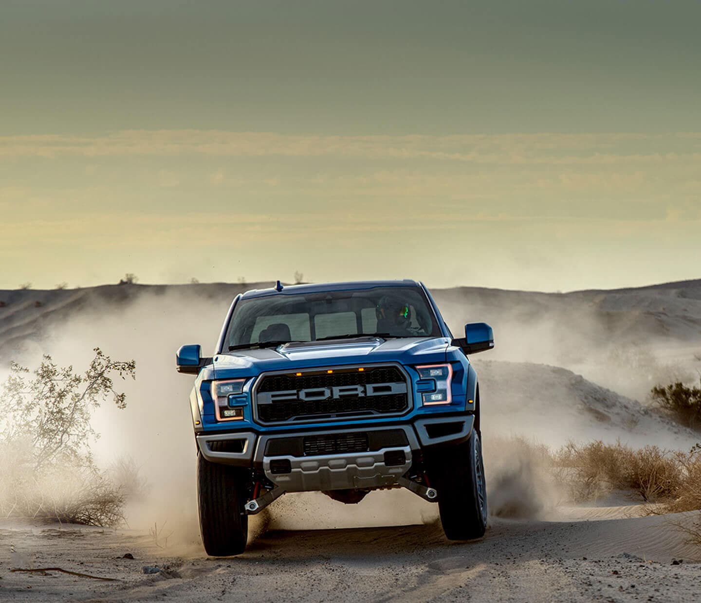 La camioneta pick up Ford Raptor 2020 te llevará a donde quieras sin importar los obstáculos