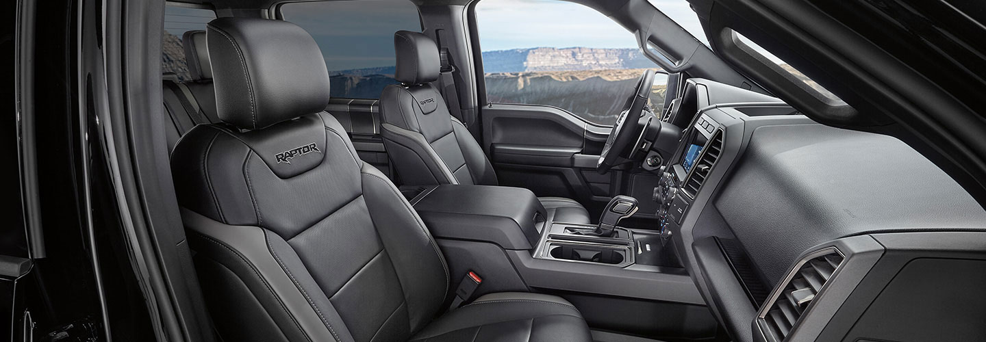 La camioneta Ford Raptor 2020 está equipada con asientos de piel con calefacción y ajuste eléctrico