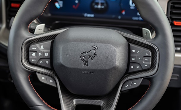 Conducción Cómoda y Tecnológica con Volante en Piel de la Camioneta SUV Ford Bronco Raptor 2024