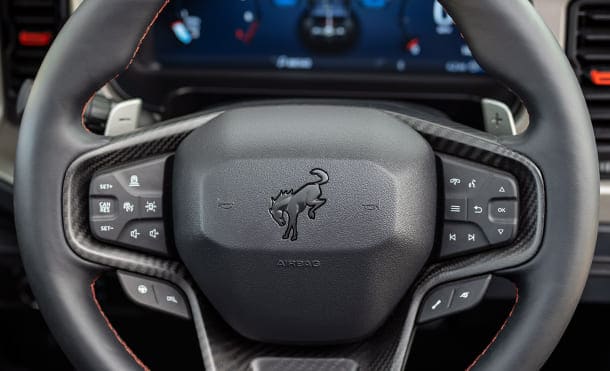 Volante calefactable en Piel de diseño exclusivo equipado en SUV Off-Road Ford Bronco Raptor 2025