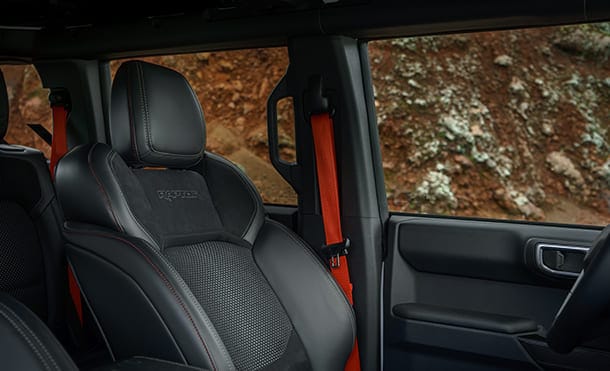 Asientos exclusivos en Piel color ónix y cinturones Code Orange de Ford Bronco Raptor 2025