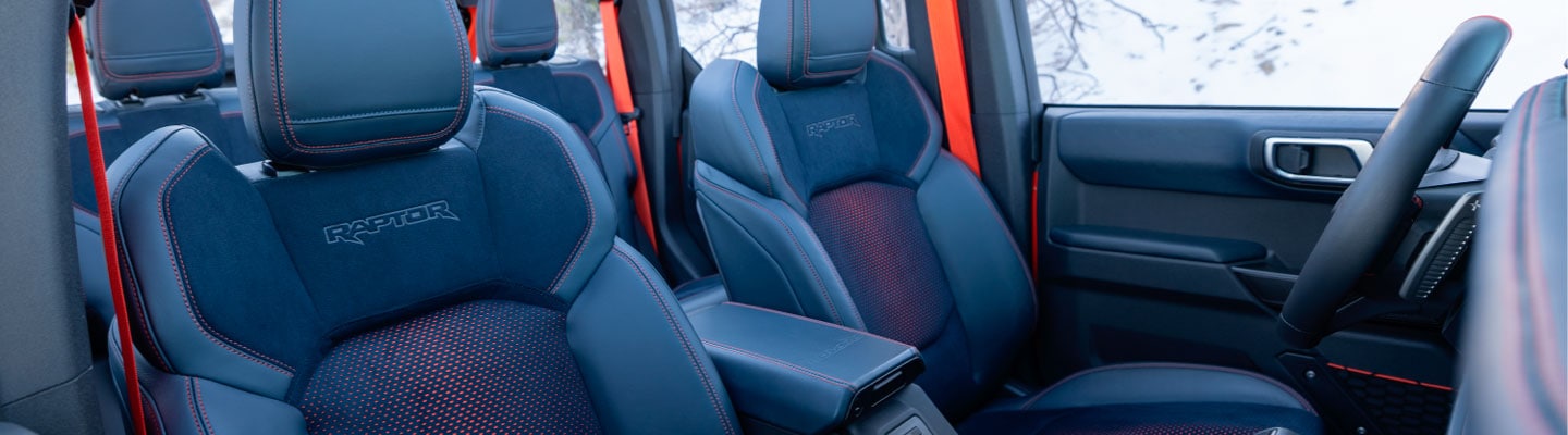 Diseño interior de Ford Bronco Raptor 2022, SUV Todoterreno con asientos color negro y naranja