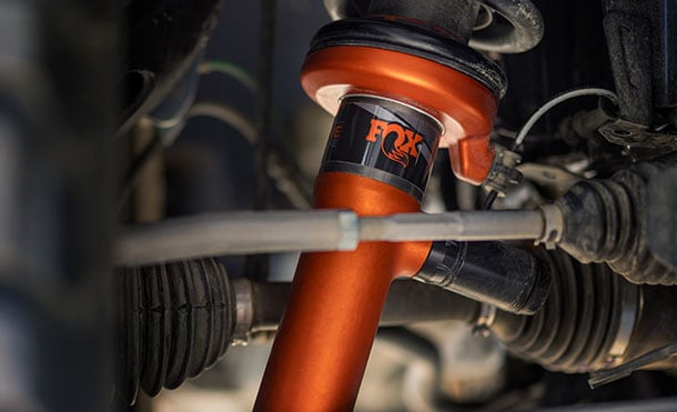 Amortiguador Fox Racing Shox de alto rendimiento en la suspensión de la Ford Ranger Raptor 2026