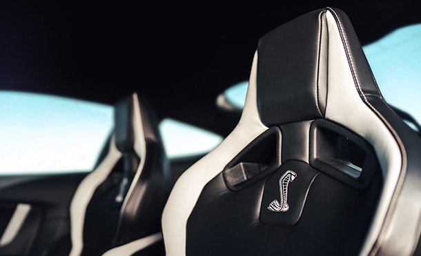 Espectaculares asientos de carreras en Piel con emblema de Cobra de Ford Mustang Shelby GT500 2021