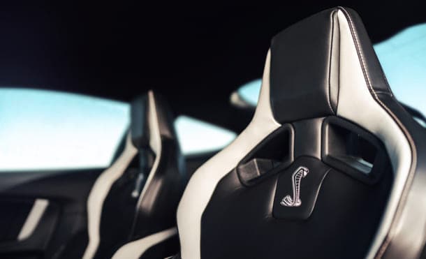 Espectaculares asientos de carreras en Piel con emblema de Cobra de Ford Mustang Shelby GT500 2022