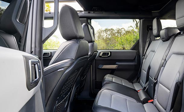 Paneles tipo MOLLE en Interior de Ford Bronco Everglades 2024