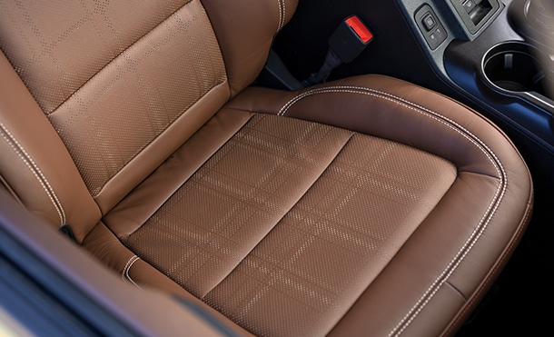 Asientos en Piel Perforada apariencia Vintage de Camioneta Ford Bronco Heritage Limited 2023