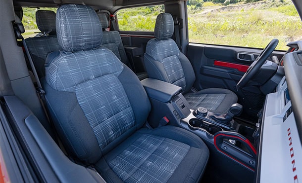 Ford Bronco Heritage 2023, SUV Off-Road Edición Especial Retro con Asientos de Tela Tartán