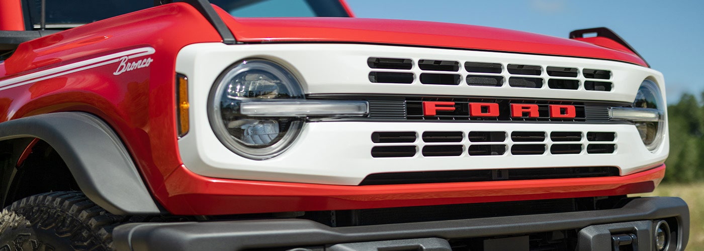 Parrilla Color Blanco y con Emblema Rojo Ford Bronco Heritage 2023, SUV de diseño vintage