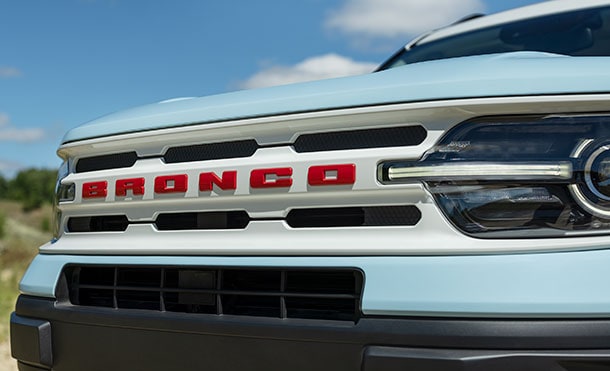Ford Bronco Sport Heritage 2023 Color Azul Leyenda con letras rojas y parrilla blanca
