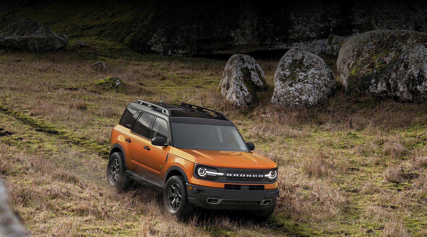 Diseño de Parrilla con Letras Blancas de la Camioneta SUV Ford Bronco Sport 2023
