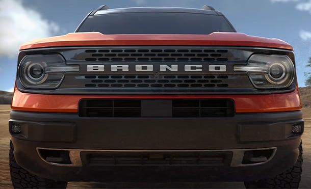 Diseño de Parrilla con Letras Blancas de la Camioneta SUV Ford Bronco Sport 2024