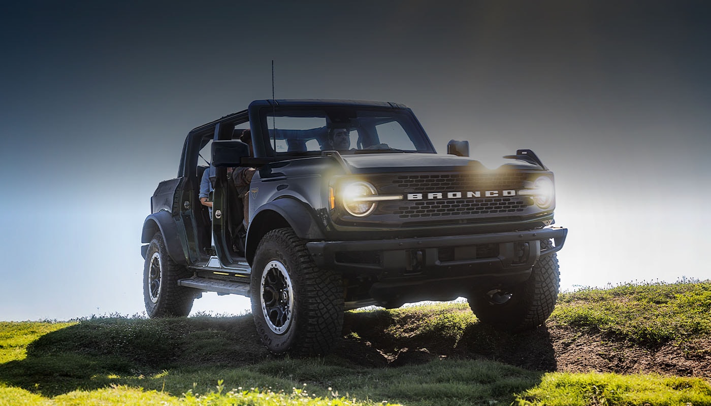 Sorprendente Diseño Exterior de Ford Bronco 2025 de parrilla con logo y Faros LED