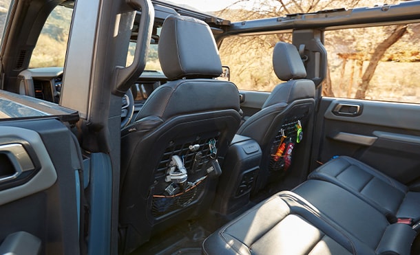 Ford Bronco 2025, Camioneta SUV OffRoad con paneles rígidos tipo MOLLE en asientos para herramientas