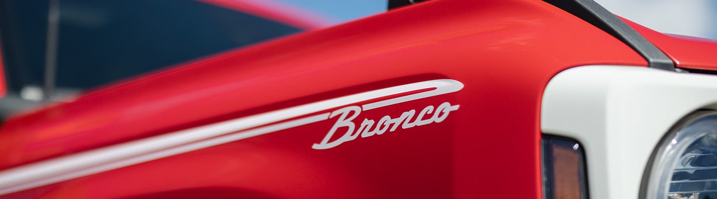 Parrilla Color Blanco y con Emblema Rojo Ford Bronco Heritage 2023, SUV con diseño vintage