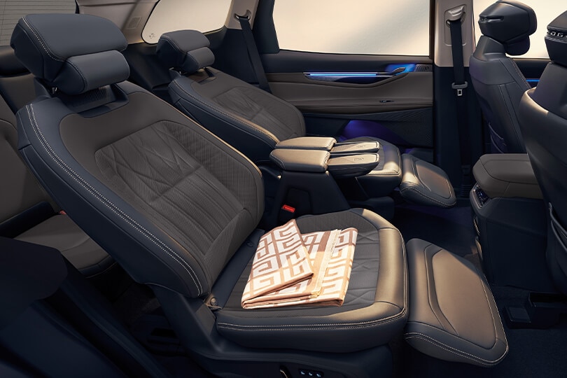 Cómodo interior Asientos con reposapies de la Camioneta SUV Ford Edge Híbrida 2026