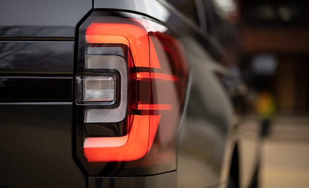 Detalles de diseño únicos en Faros LED de SUV Deportiva Ford Expedition Stealth Performance