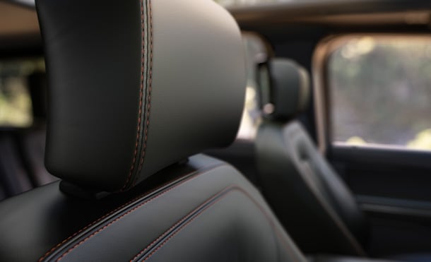 Asientos en Piel Negra con Costuras Naranja Camioneta SUV 4x4 Ford Expedition Timberline