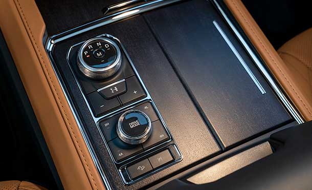 Comodidad al Conducir tu Camioneta SUV Ford Expedition 2023 con la Perilla de Cambios Rotativa