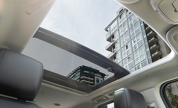 Máximo Confort en Ford Expedition 2024 con Quemacocos Panorámico y Pantallas en las Cabeceras