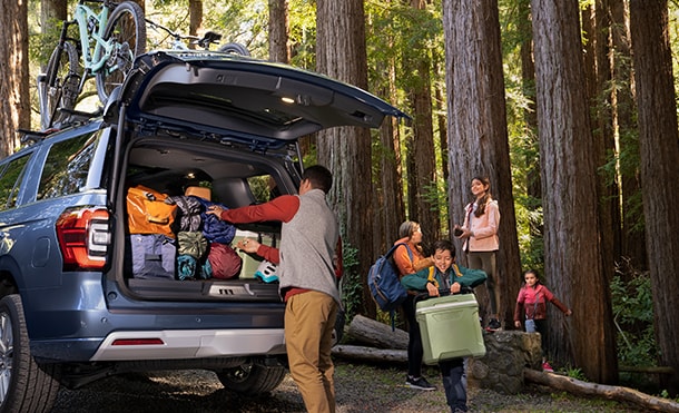Espacio de Carga Amplio en Maletero de Camioneta SUV Familiar Ford Expedition 2024