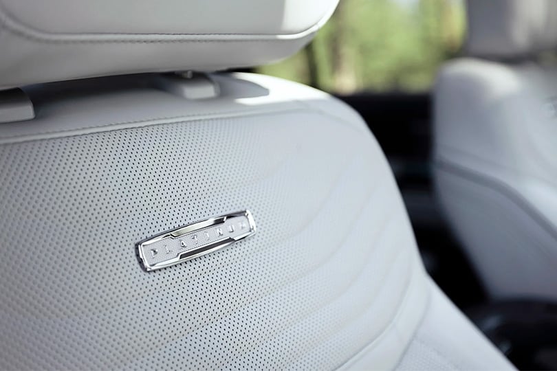 Asientos Multicontour Active Motion de Piel Perforada equipados en Ford Expedition 2026. Lujo Total