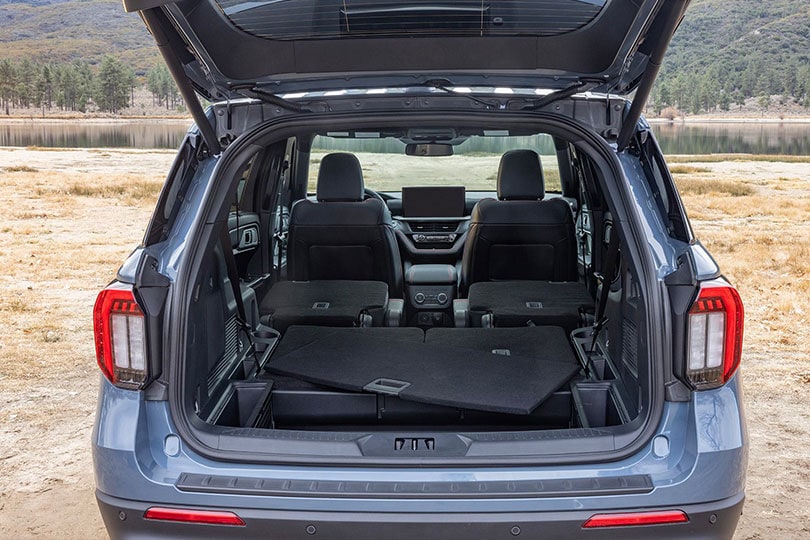 Amplia Cajuela de Ford Explorer 2026 permite abatir los asientos y obtener una zona de carga mayor