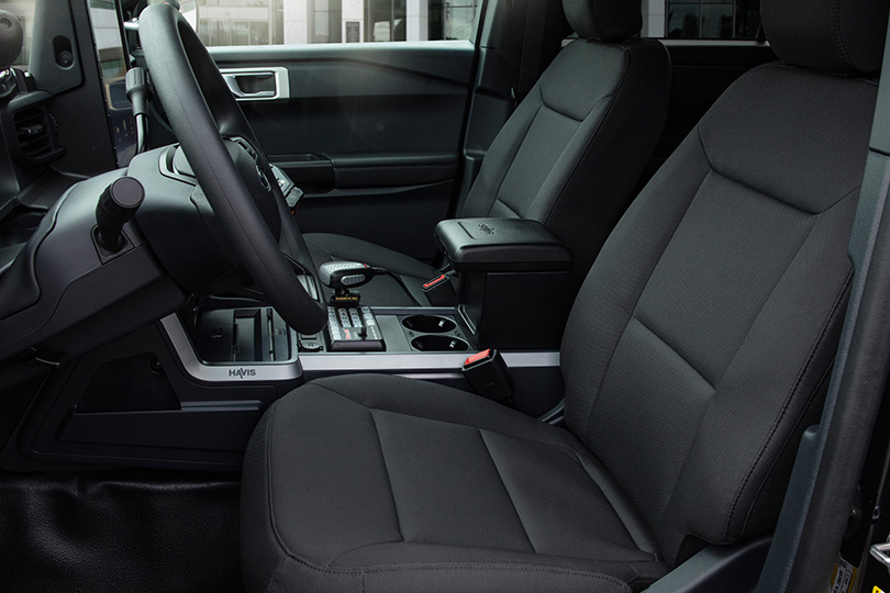 Interior cómodo equipado con Asientos eléctricos en Ford Interceptor Utility Híbrida 2026