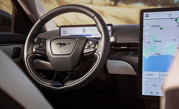 Volante en Piel, Pantalla LED y Cluster Digital en Camioneta SUV Eléctrica Ford Mustang MachE 2023