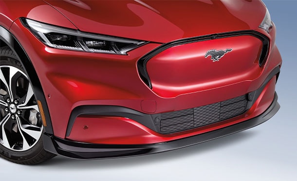 Diseño de Parrilla en Color Aluminio de Camioneta SUV Eléctrica Ford Mustang Mach-E 2023